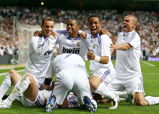 外线能投！马内克半场10中5&三分6中3拿到13分6板 正负值+21（外线准星在线！马内克半场13分6板，投篮10中5、三分6中3，正负值+21）