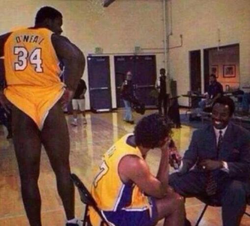 英超冷门多豪门问题多，曼联1比1西汉姆，B费错失良机被质疑（英超爆冷频现豪强陷困境，曼联1-1西汉姆，B费挥霍良机遭质疑）