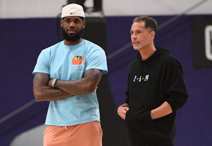 超跑加速度！马克西极限刹车+启动 甩开防守人舔篮命中（超跑般爆发！马克西急停急起甩防，轻巧上篮得手）