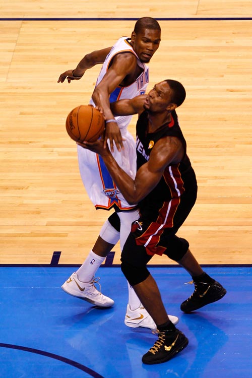 本赛季仅有5人同时包揽球队篮板王和助攻王：约基奇、申京领衔（本季仅5人同时领跑球队篮板与助攻，约基奇、申京都在列）