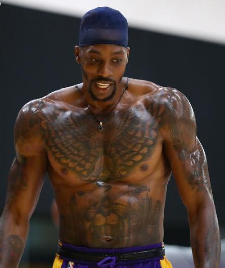 足球国足球迷自发制作横幅，为球队打气（国足球迷自发制作横幅为球队助威）